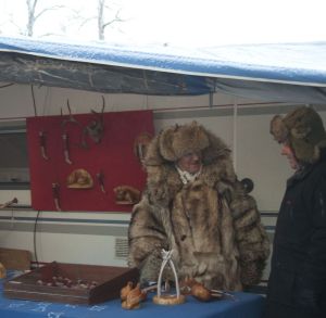 Das war zwar auf dem Wintermarkt in Jokkmokk, der "Fuchsmann" sah aber ähnlich aus, nur dass seine Mütze tatsächlich auch einen Fuchskopf besaß. Stilecht.